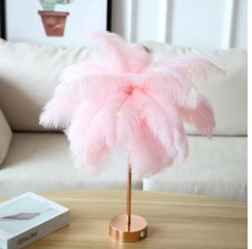 Elegante veren tafellamp als onderdeel van luxe interieurdecoratie, naast een plant.