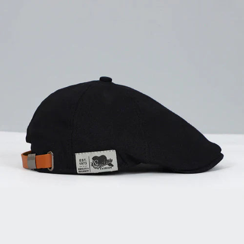 Portret van een man die een chique, verstelbare baret draagt; een tijdloos en stijlvol hoofddeksel.