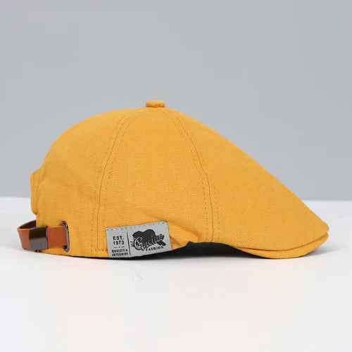 Detail van de verstelbare sluiting op een elegante herenbaret van wolmix; comfortabele pasvorm.