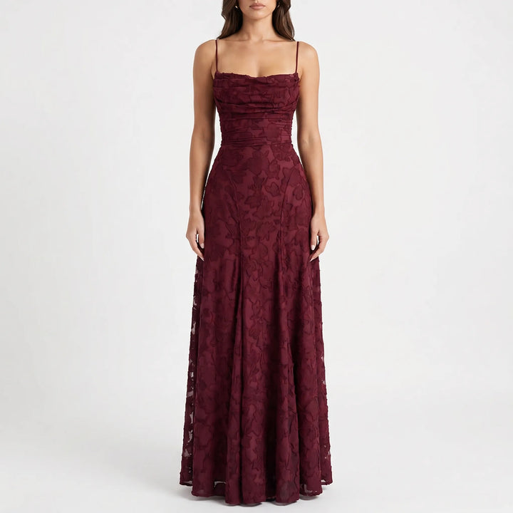 Formele dames avondjurk in wijnrood met prachtig bloemen kant, een tijdloze en elegante keuze voor speciale gelegenheden.