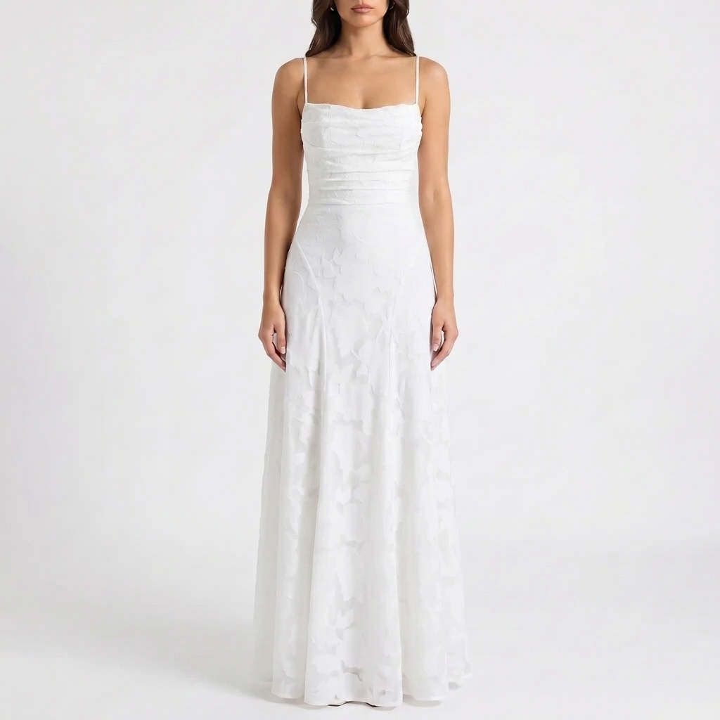 Maxi feestjurk voor dames in wit, met een bloemen kanten lijfje en verstelbare spaghettibandjes, perfect voor zomeravonden.