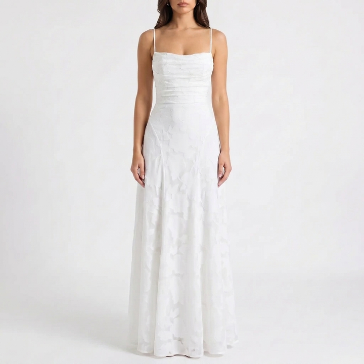 Maxi feestjurk voor dames in wit, met een bloemen kanten lijfje en verstelbare spaghettibandjes, perfect voor zomeravonden.