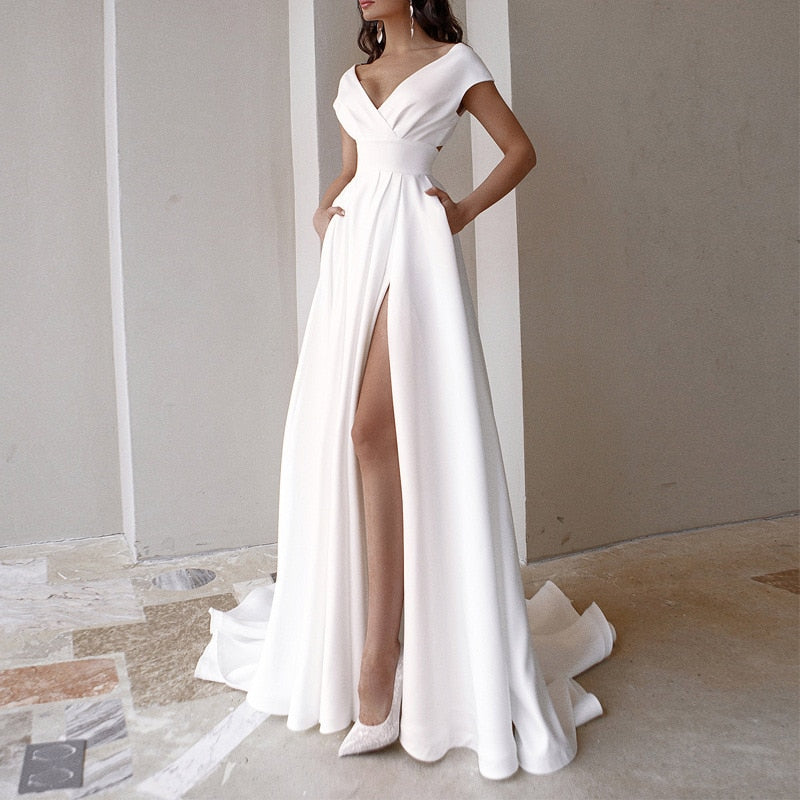 Elegante witte dames V-hals avondjurk met hoge taille en verleidelijke zijsplit, perfect voor formele gelegenheden.