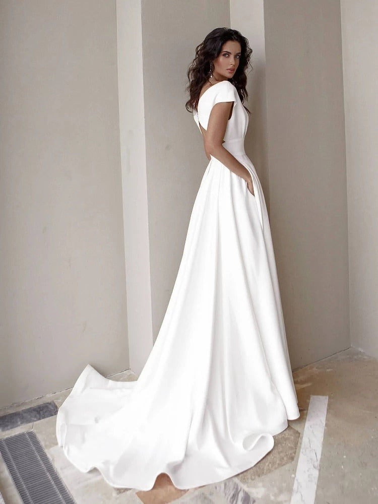 Formele lange witte dames galajurk met V-hals en zijsplit, ideaal voor een elegante uitstraling op feesten.