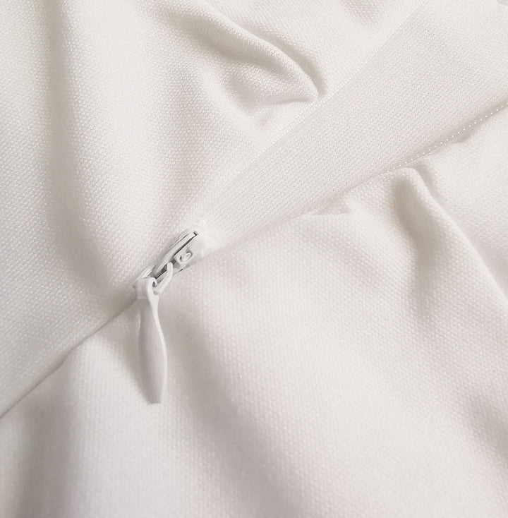 Stijlvolle witte dames avondjurk met elegante V-hals, hoge taille en een modieuze zijsplit voor gala's.