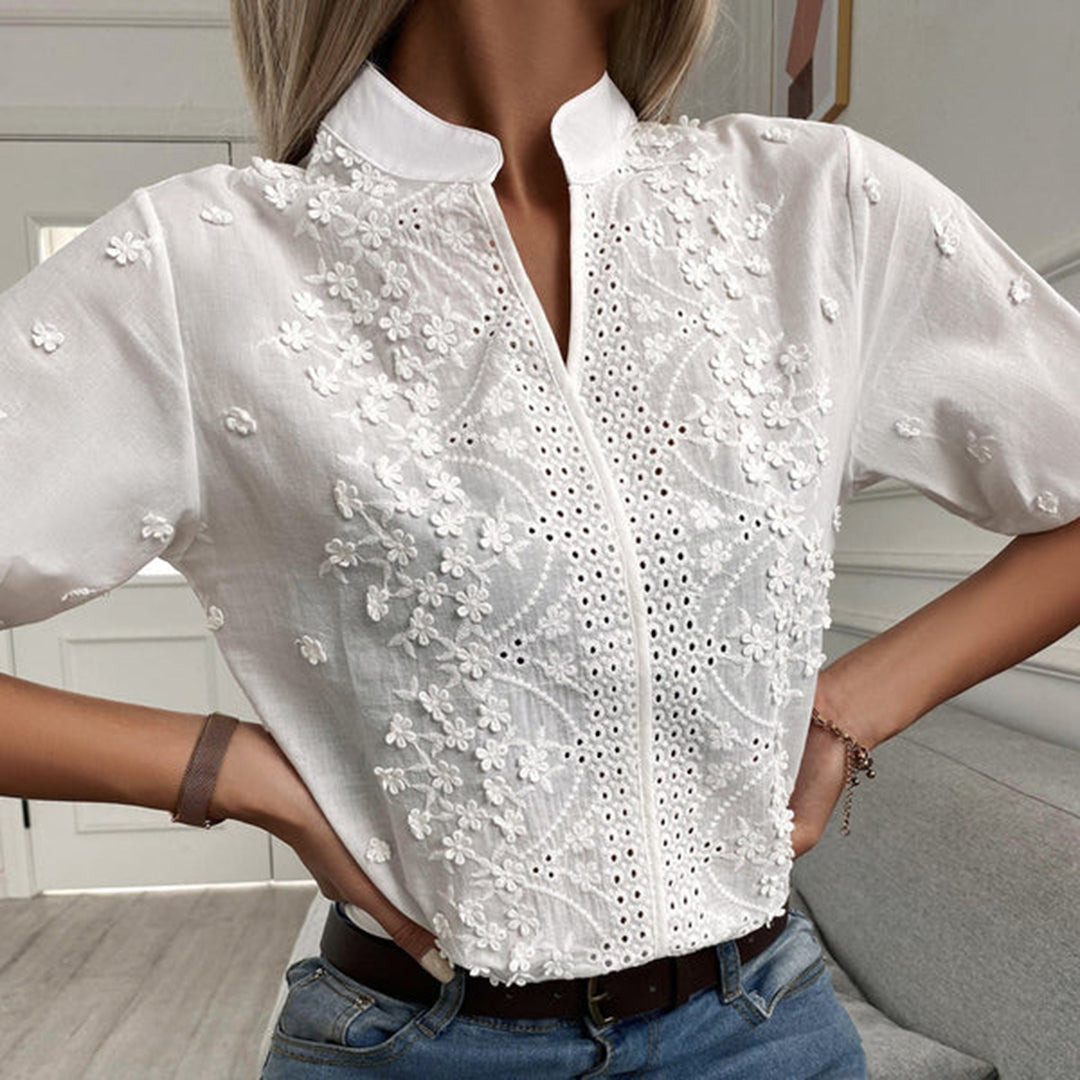Elegante witte damesblouse met korte mouwen, ideaal voor zowel casual als formele gelegenheden, comfortabele zomerkleding.