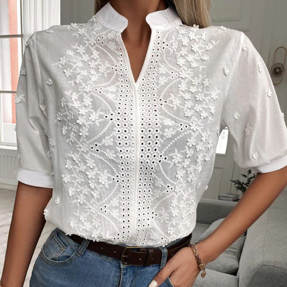Stijlvolle witte blouse voor dames met korte mouwen, een veelzijdige top geschikt voor zomer en diverse outfits.