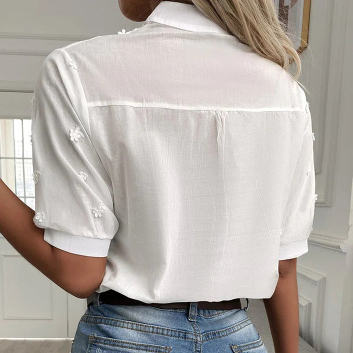 Comfortabele witte damesblouse met korte mouwen, stijlvolle en veelzijdige top voor zowel casual als formele mode.