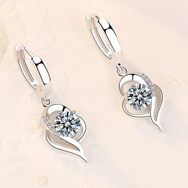 Trendy zilveren bloem oorbellen voor dames, ingelegd met zirkonia, ideaal voor een feestelijke look.