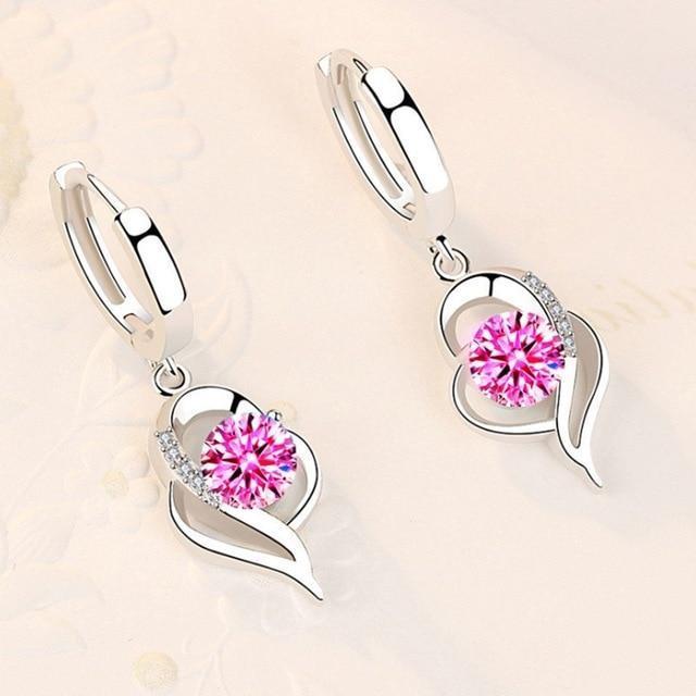 Sprankelende zilveren oorbellen van sterling zilver met gedetailleerde zirkonia bloemen, een elegant cadeau.