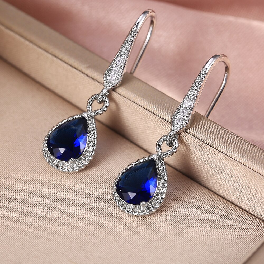 Elegante zilveren damesoorbellen met schitterende blauwe zirkoon, perfect voor feest en bruiloft.