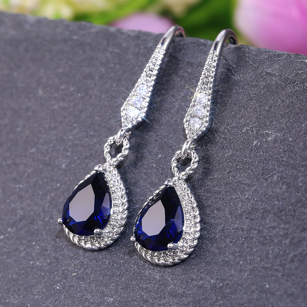Opvallende druppelvormige damesoorbellen met diepblauwe zirkoon, ideaal voor een elegante look.