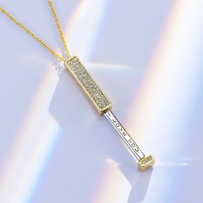 Elegante zilveren liefdes halsketting met zirkonia, een prachtig sieraad cadeau voor vriendschap of romantiek.