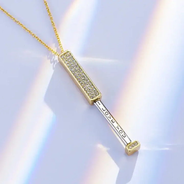 Elegante zilveren liefdes halsketting met zirkonia, een prachtig sieraad cadeau voor vriendschap of romantiek.