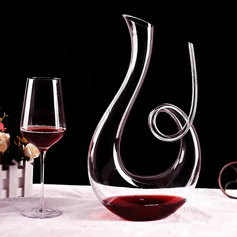 Elegante zwaan wijnkaraf van handgeblazen kristal, perfect voor het decanteren van rode of witte wijn. Een must-have.