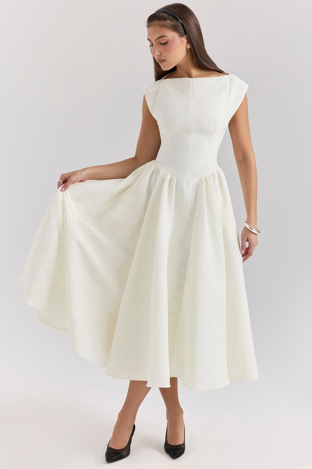Elegante zwart-witte avondjurk met vloeiende rok en klassieke snit voor speciale gelegenheden. Stijlvolle dameskleding.