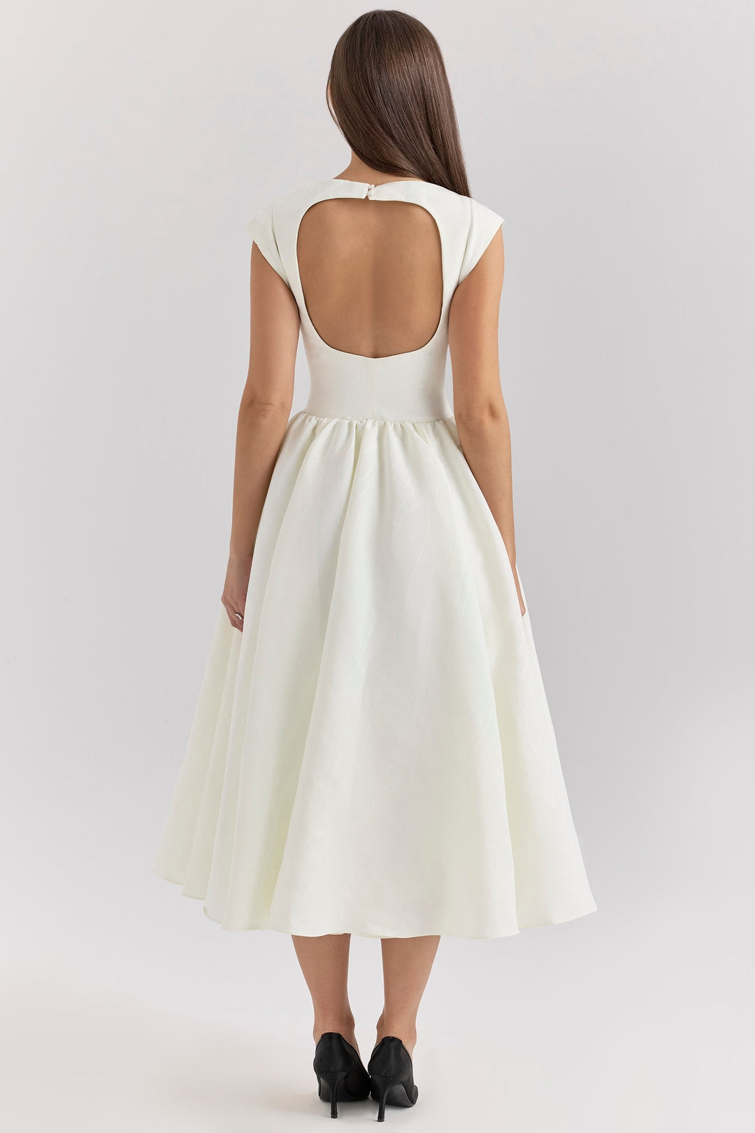 Elegante zwart-witte avondjurk met vloeiende rok en klassieke snit voor speciale gelegenheden. Stijlvolle dameskleding.