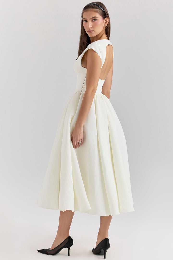 Elegante zwart-witte avondjurk met vloeiende rok en klassieke snit voor speciale gelegenheden. Stijlvolle dameskleding.