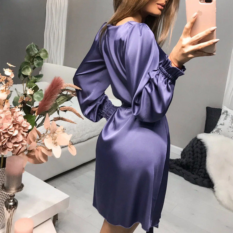 Elegante korte avondjurk met verfijnde details, een modieuze keuze voor een speciale gelegenheid.