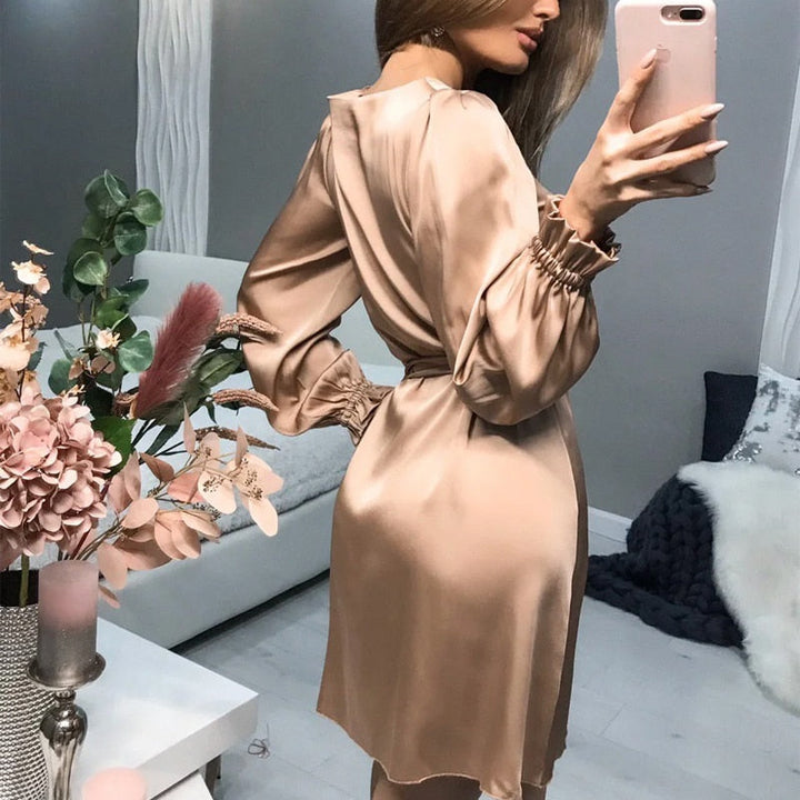 Model draagt elegante dames feestjurk, perfecte formele kleding voor elke speciale gelegenheid.