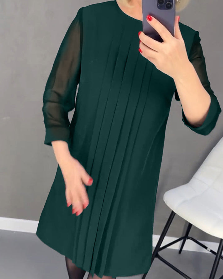 Groene elegante shiftjurk met trendy meshinzetten. Een veelzijdige dames jurk, perfect voor een modieuze uitstraling.