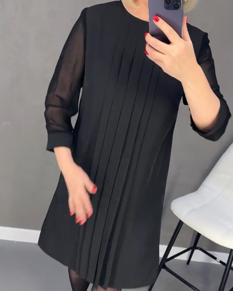 Stijlvolle groene shiftjurk voor dames met chique meshinzetten. Knielang model, perfect voor een elegante look.