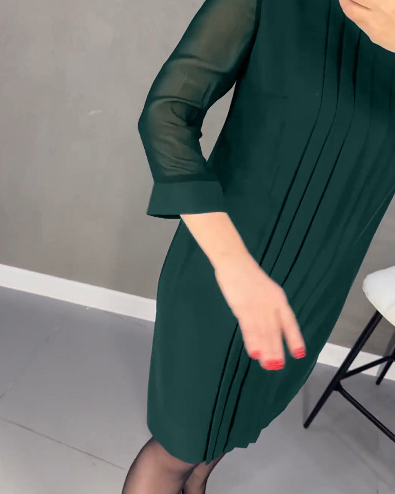 Trendy dames jurk: een elegante shiftjurk met modieuze mesh mouwen. Comfortabel en stijlvol voor elke gelegenheid.