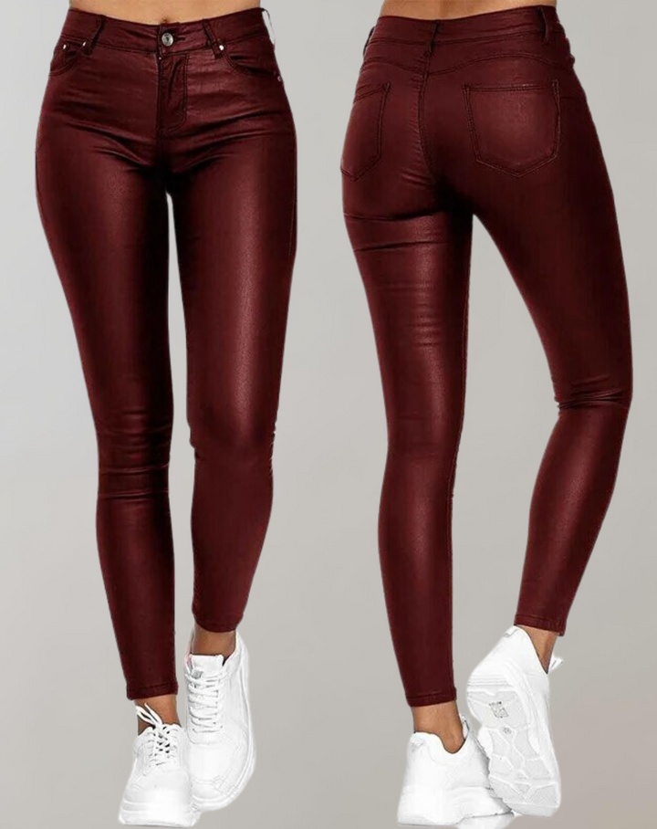 Trendy rode Hoymans high-waist stretch PU-leren damesbroek, ideaal voor een modebewuste casual look.