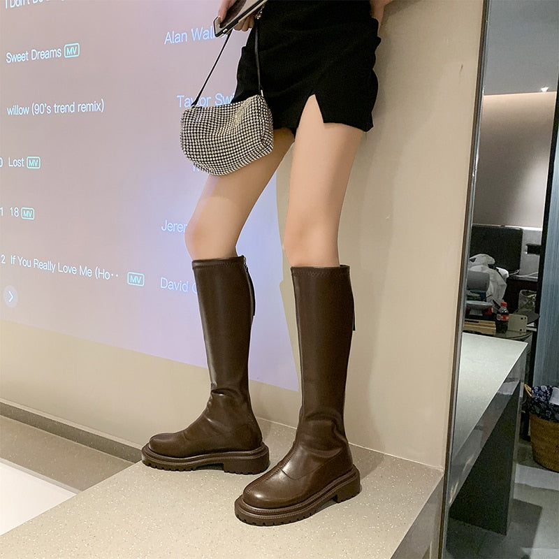 Klassieke zwarte leren SloaneBoots. Trendy dames enkellaarzen, perfecte schoenen voor damesmode.