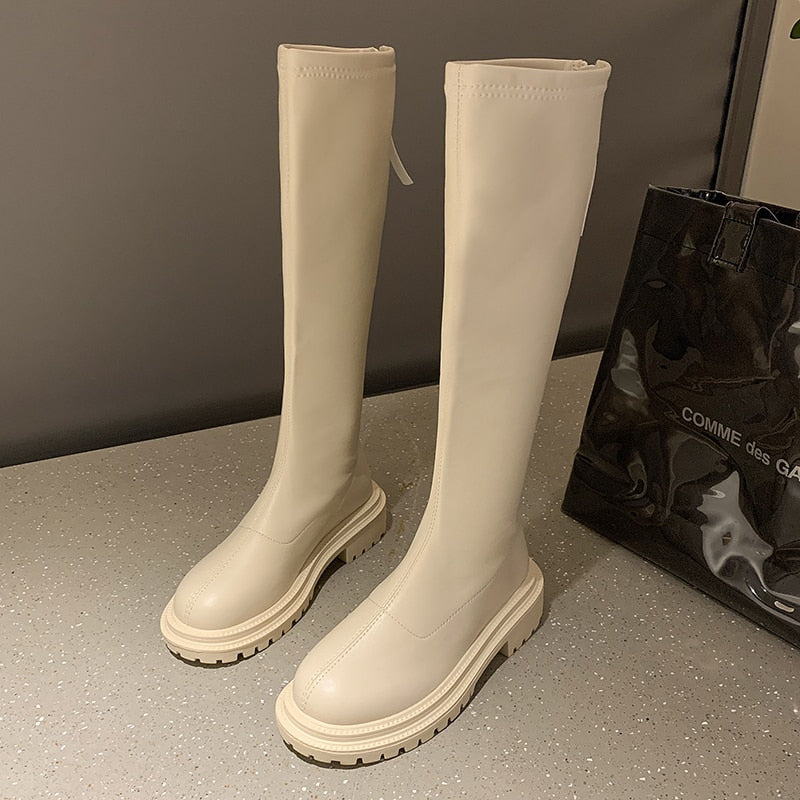 Witte leren SloaneBoots dames enkellaarzen. Elegante en comfortabele schoenen, trendy voor winter en herfst.