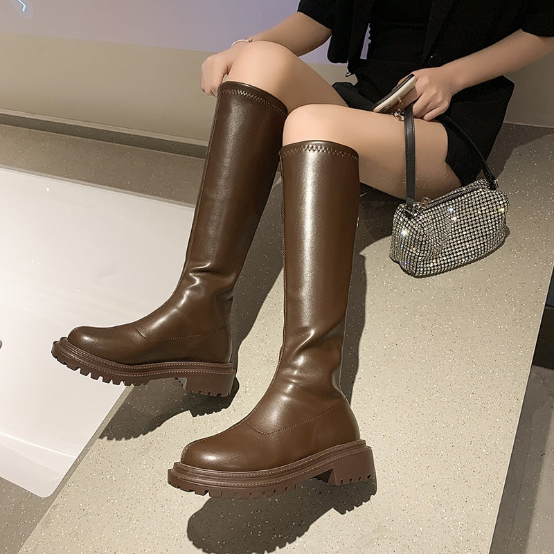 Stijlvolle 'melkthee' kleurige leren dames enkellaarzen. Trendy SloaneBoots, perfect voor een elegante look.