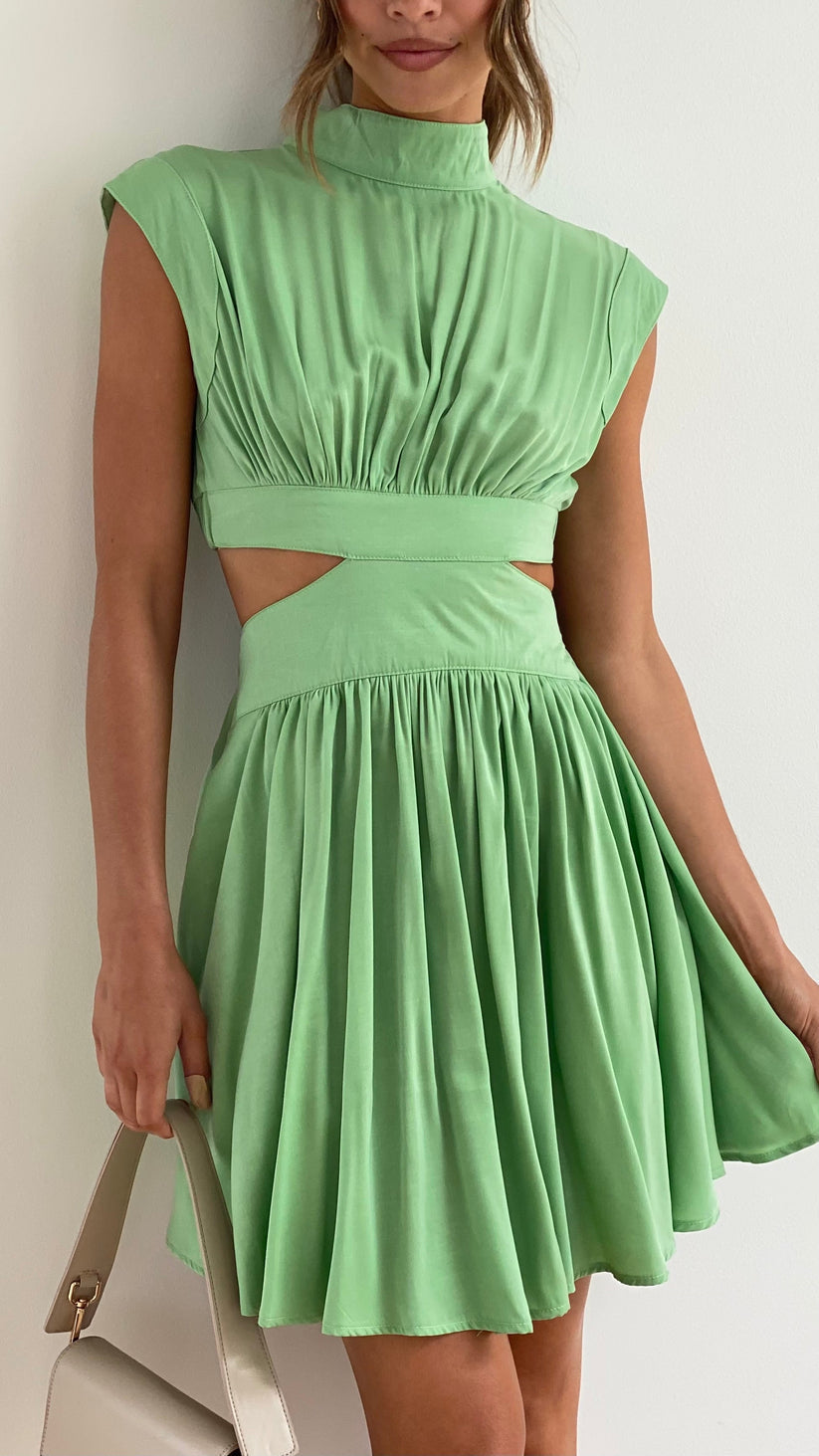 Elvira zwarte midi jurk met hoge hals en geplooide rok, perfect voor chique gelegenheden. Tijdloze dameskleding.