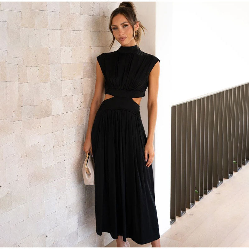 Elvira zwarte midi jurk met hoge hals en geplooide rok, perfect voor chique gelegenheden. Tijdloze dameskleding.