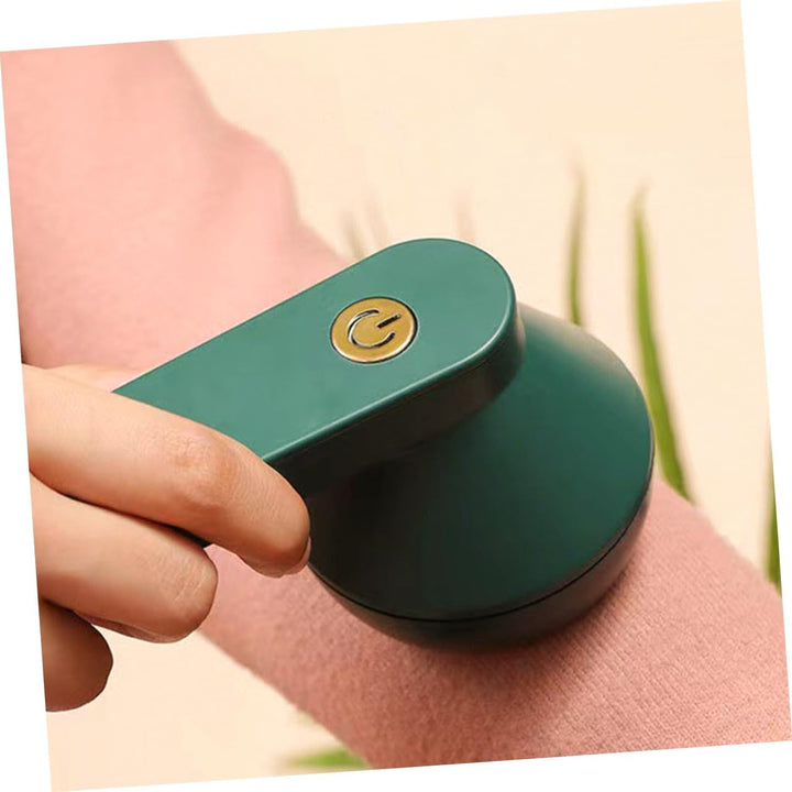 "Elektrische pluizenverwijderaar met ergonomisch ontwerp, krachtige motor, geschikt voor diverse stoffen in groen en wit."