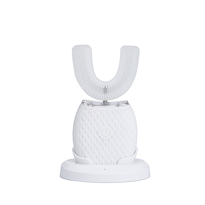 Gebruiker toont de ergonomische 360 graden tandenborstel voor optimale en snelle mondverzorging.
