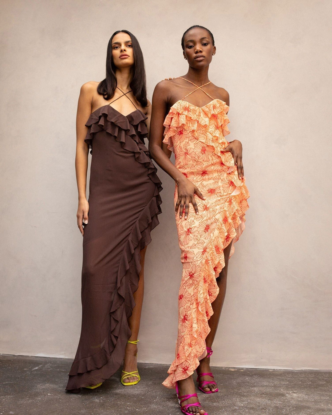 Elenna dames chiffon maxi-jurk met ruches en gekruiste halslijn, ideaal voor zomerfeestjes of vakanties.