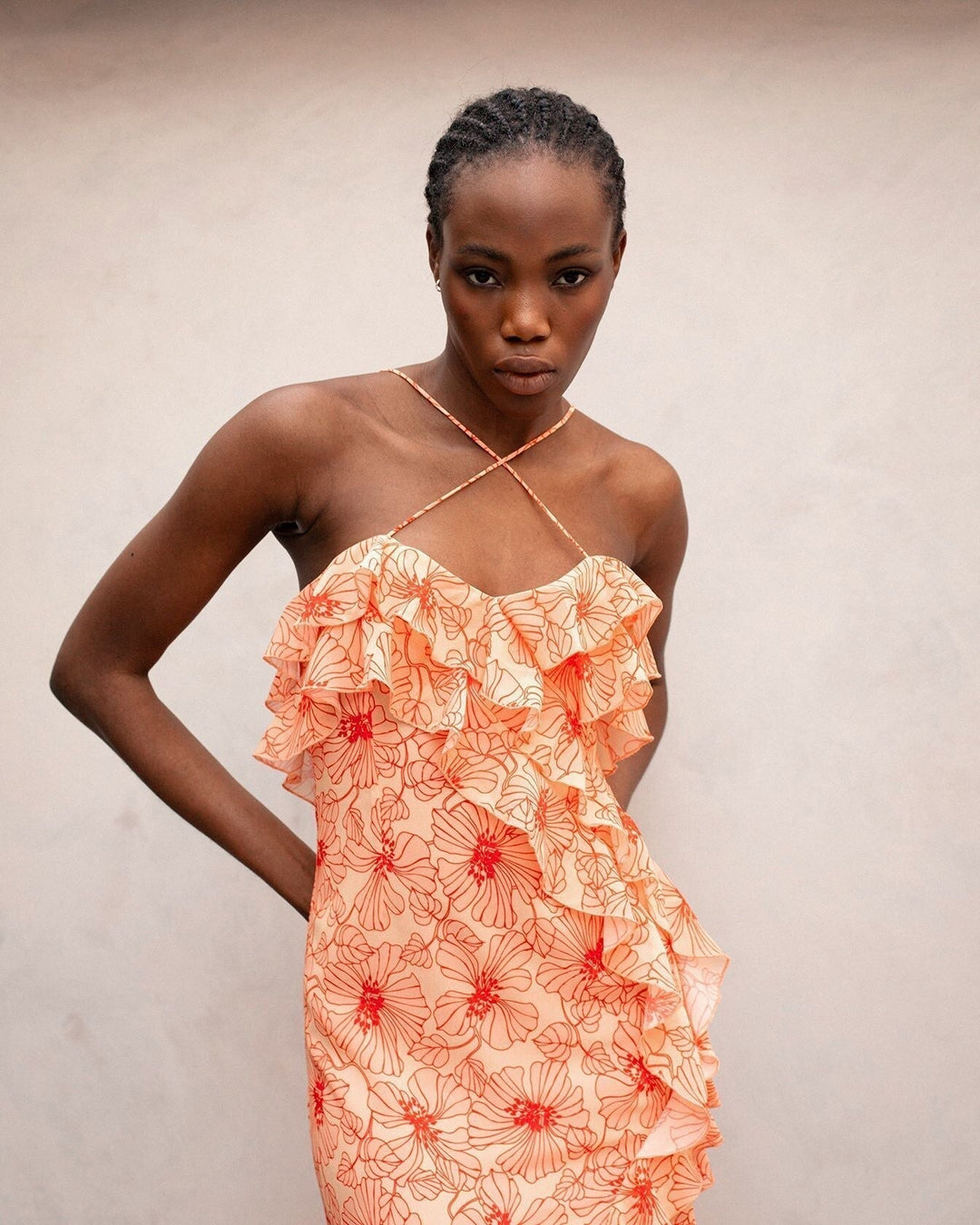 Modieuze Elenna dames maxi-jurk in chiffon met ruches, een bloemenprint en comfortabele pasvorm.