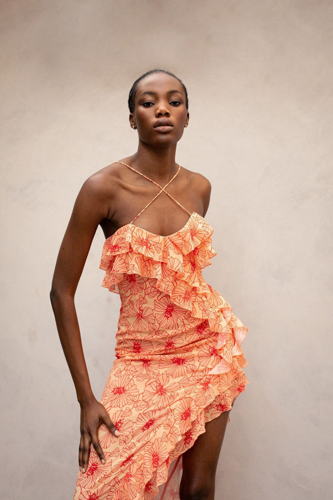 Sierlijke Elenna zomerjurk voor dames; lange chiffon maxi met ruches, bloemenprint voor een elegante look.