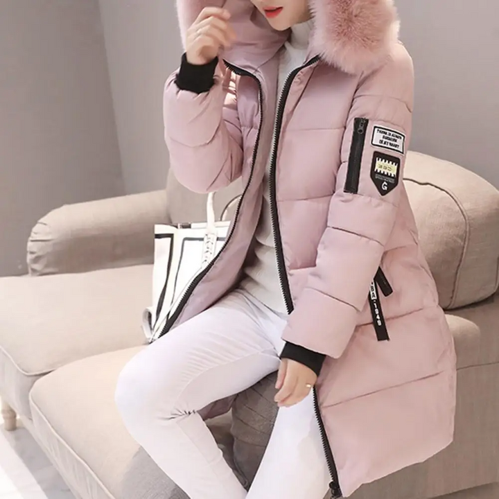 Trendy halflange dames winterjas Elinora, perfect voor dagelijkse wintermode en buitenactiviteiten.