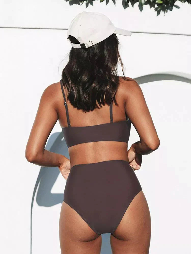 Gedetailleerde close-up van de vrolijke print op de Eliva dames bikini set met hoge taille.