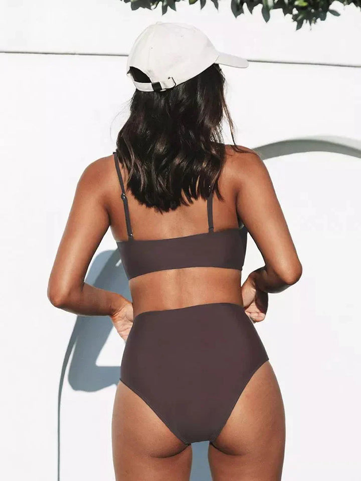 Gedetailleerde close-up van de vrolijke print op de Eliva dames bikini set met hoge taille.