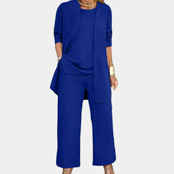 "Emma zomerset blauw, driedelig dameskleding: top, broek, vest. Elegant en casual voor zomerse dagen."