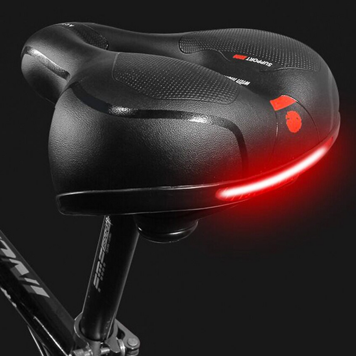 "Ergonomisch fietszadel met geheugenschuim en schokabsorptie, ideaal voor lange ritten, zwart met reflecterende details."