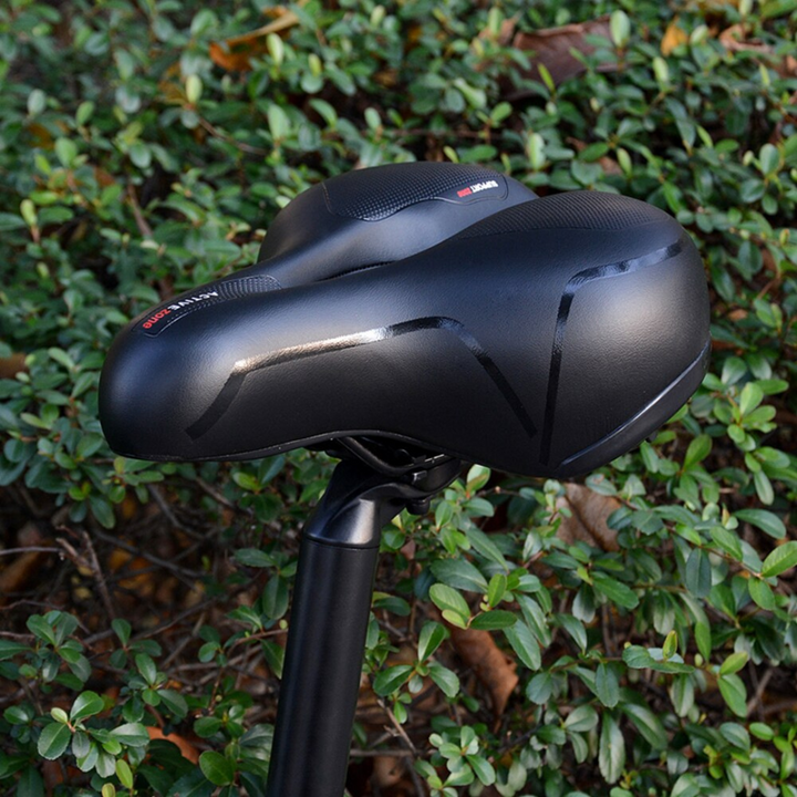 Comfortabel RideEase fietszadel, voorkomt zadelpijn, perfect voor lange ritten dankzij ergonomie en geheugenschuim.