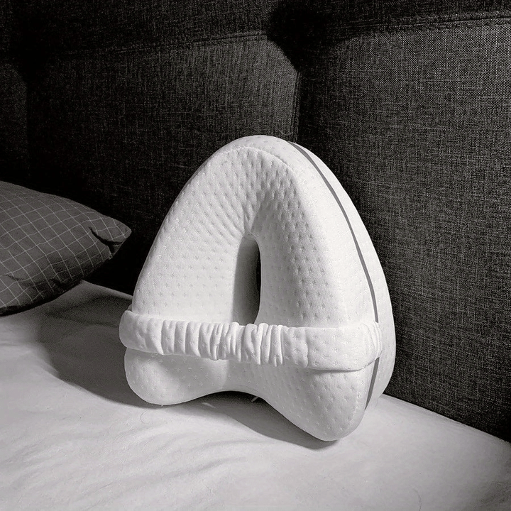Ergonomisch memory foam kniekussen, wit, voor zijslapers; verlicht gewrichtspijn en bevordert rug- en heupuitlijning.