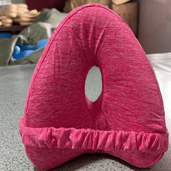 Ergonomisch memory foam kniekussen, wit, voor zijslapers; verlicht gewrichtspijn en bevordert rug- en heupuitlijning.
