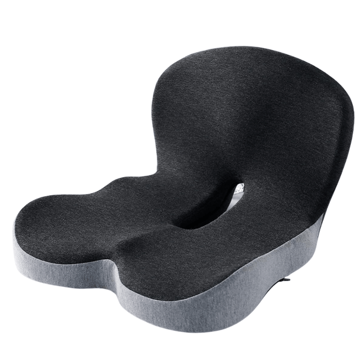 Contoured geheugenfoam zitkussen met ademende hoes; biedt comfort en helpt rugpijn te verminderen.