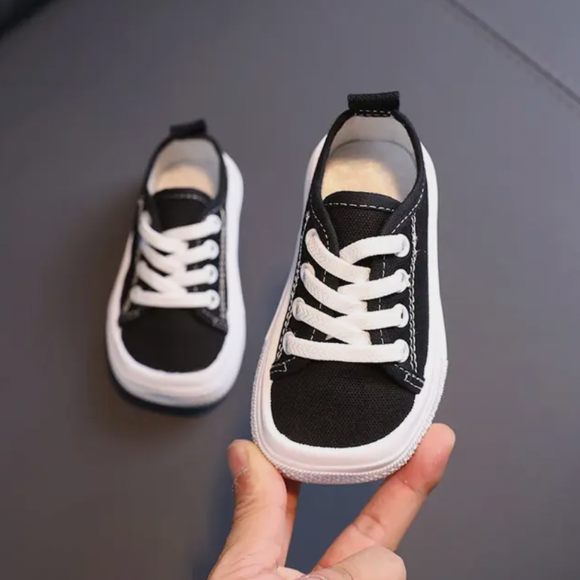 Zwarte FlexiSteps barefoot sneakers voor kinderen, flexibel en ademend voor buitenspelen. Perfect voor peuters.
