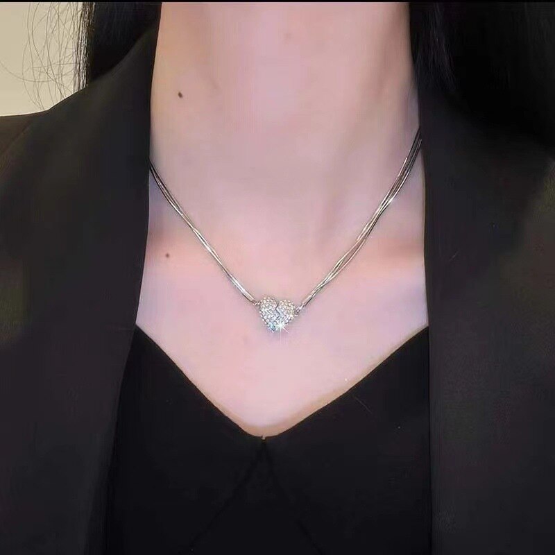 Unisex EternaBand ketting, symbool voor verbinding met een dierbare, elegant sieraad en tijdloos cadeau.