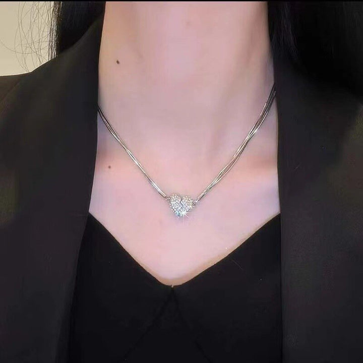 Unisex EternaBand ketting, symbool voor verbinding met een dierbare, elegant sieraad en tijdloos cadeau.